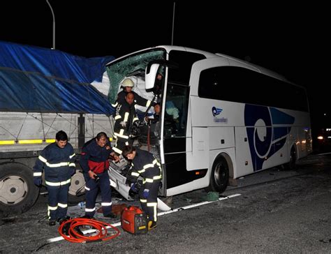 B­u­r­s­a­­d­a­ ­y­o­l­c­u­ ­o­t­o­b­ü­s­ü­ ­t­ı­r­a­ ­ç­a­r­p­t­ı­ ­-­ ­S­o­n­ ­D­a­k­i­k­a­ ­H­a­b­e­r­l­e­r­